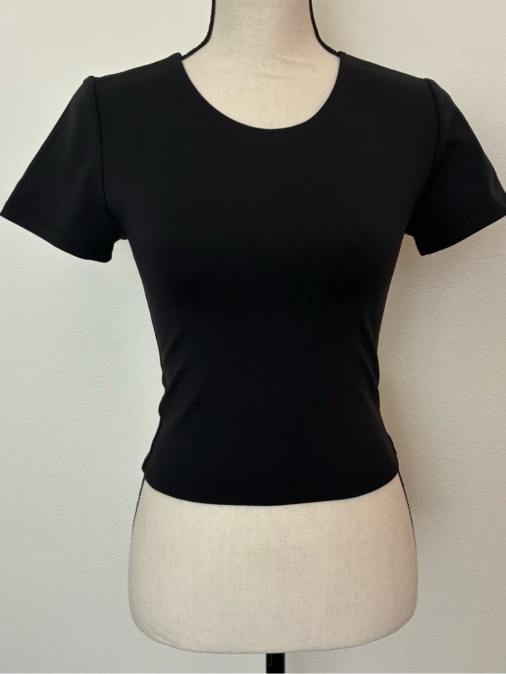 Aritzia Babaton Cropped Fitted Black Tee
